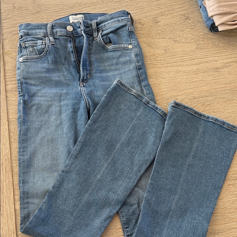 Lilah High Rise Bootcut 
CITIZENS OF HUMANITY
